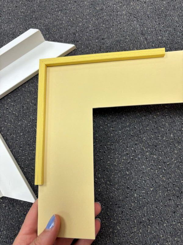 Butter yellow lijst frame met licht geen passe-partout ton sur ton style monochroom gekleurd passe-partout
