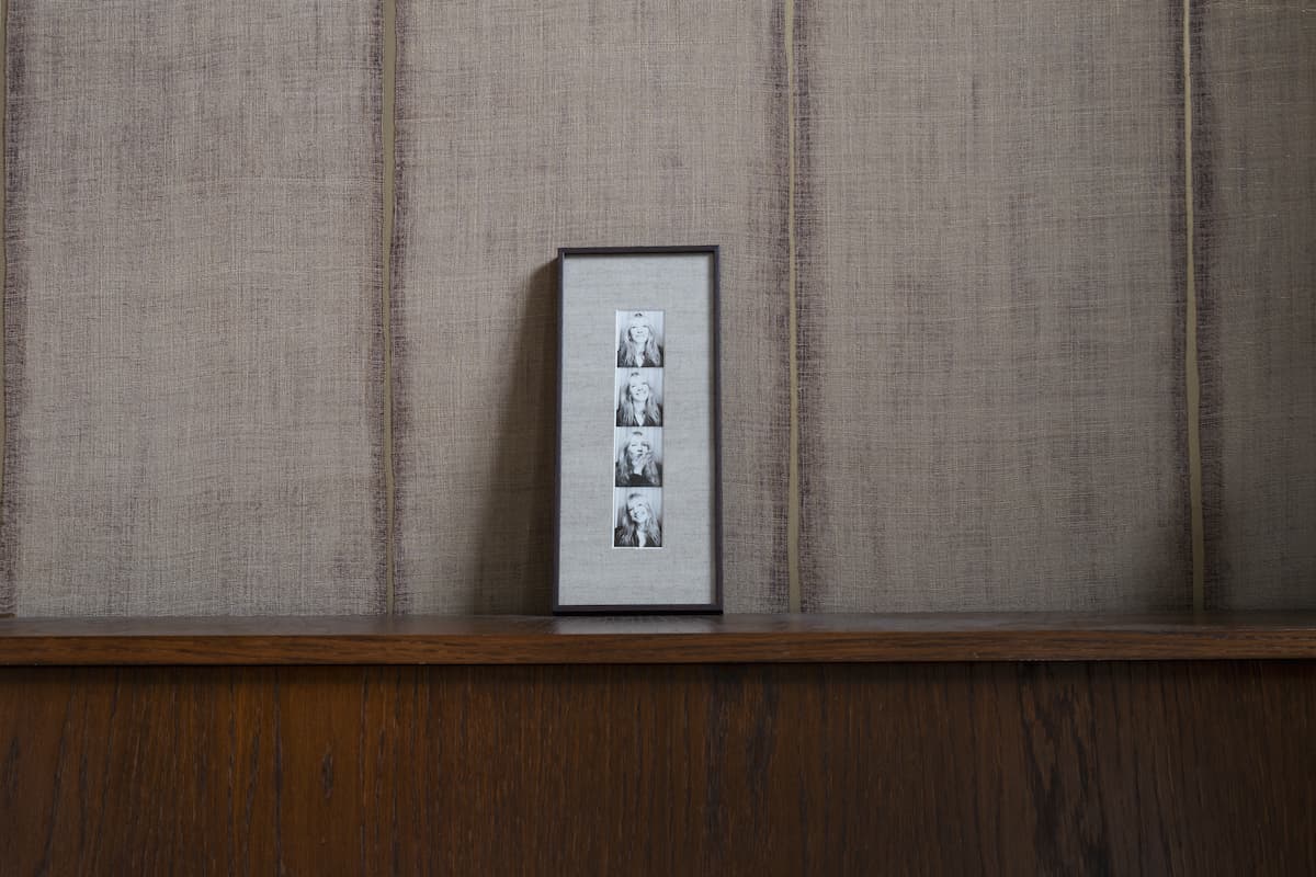 Ingelijste fotostrip met linnen passe-partout en houten lijst, smalle dunne lijst, voor dunne fotostrip