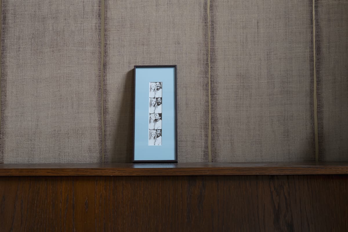 Ingelijste fotostrip met blauw passe-partout en houten lijst. Dunne smalle lijst