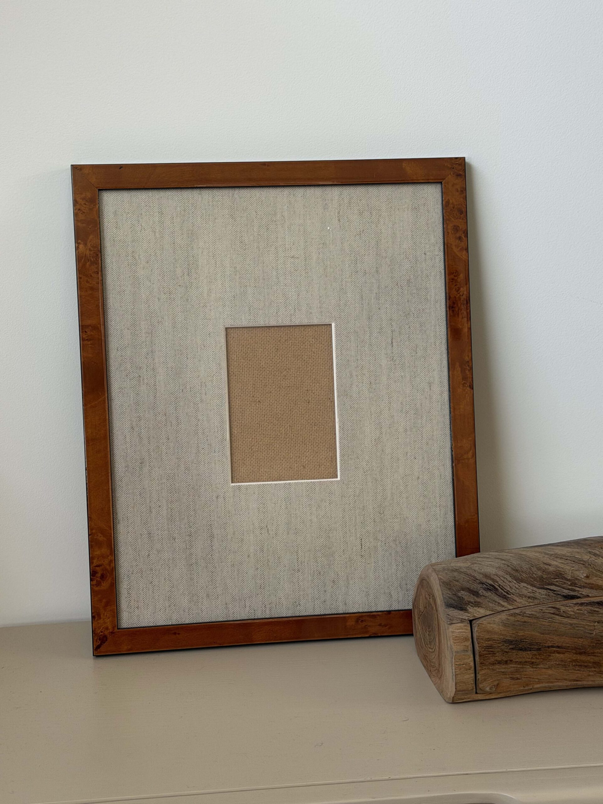 Vintage wortelhouten lijst Burlwood met linnen passe-partout.